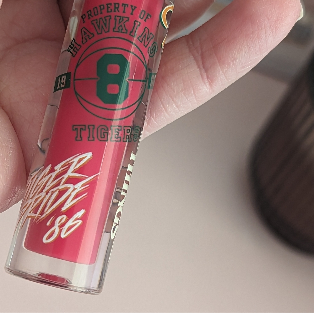 ✨Host Pick!✨ MAC Stranger Things Excellent Erica Lipglass - Picture 7 of 8